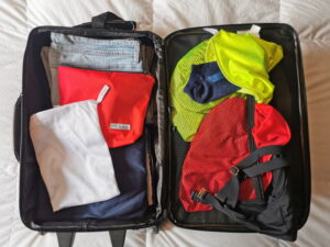 Pochettes multiusage colorées dans les bagages en voyage - Fait au Québec - Au Fil des Saisons