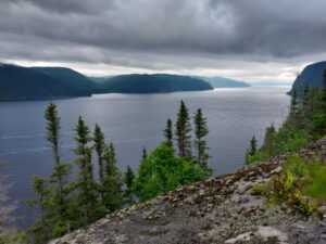 Fjord du Saguenay sous un ciel gris