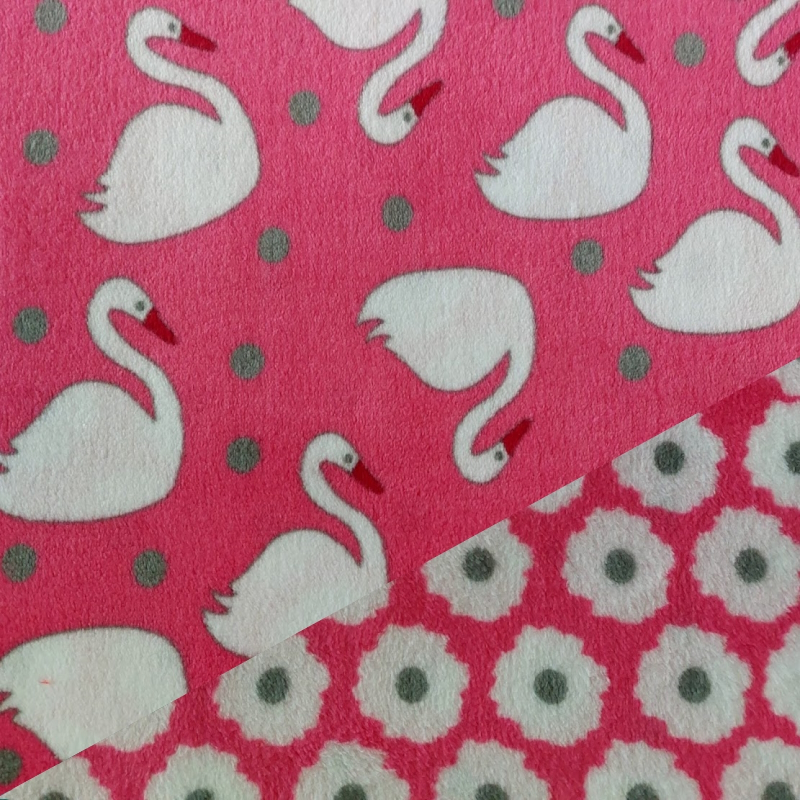 D355 - Cygnes et fleurs (fushia) motif Doudou Sieste - Fait au Québec par Au Fil des Saisons